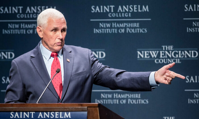 Cựu Phó Tổng thống Mike Pence nói tại sự kiện “Politics & Eggs” tại Học viện Chính trị New Hampshire tại Đại học St. Anselm ở Manchester, New Hampshire, vào ngày 17/08/2022. (Ảnh: Scott Eisen/Getty Images)