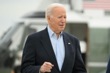 Tổng thống Joe Biden đang đi đến chiếc Không lực Một trước khi rời Căn cứ chung Andrews ở Maryland, hôm 31/03/2023. (Ảnh: Mandel Ngan/AFP qua Getty Images)