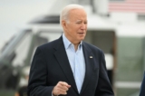 Tổng thống Joe Biden trên đường lên Không lực Một trước khi rời Căn cứ Chung Andrews ở tiểu bang Maryland, hôm 31/03/2023. (Ảnh: Mandel Ngan/AFP qua Getty Images)