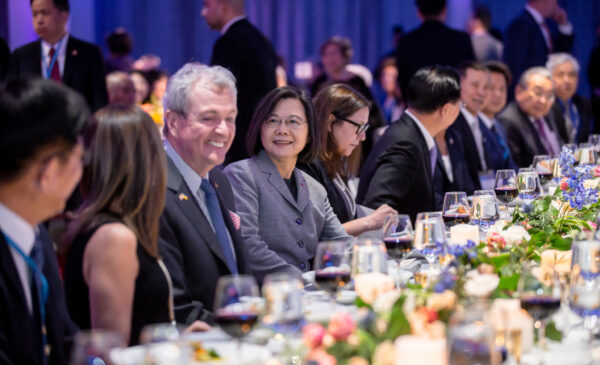 Tổng thống Đài Loan Thái Anh Văn và Thống đốc New Jersey Phil Murphy tham dự một sự kiện với các thành viên của cộng đồng Đài Loan ở New York trong một bức ảnh tư liệu phát hành hôm 30/03/2023. (Ảnh: Văn phòng Tổng thống Đài Loan/Tư liệu báo chí qua Reuters)