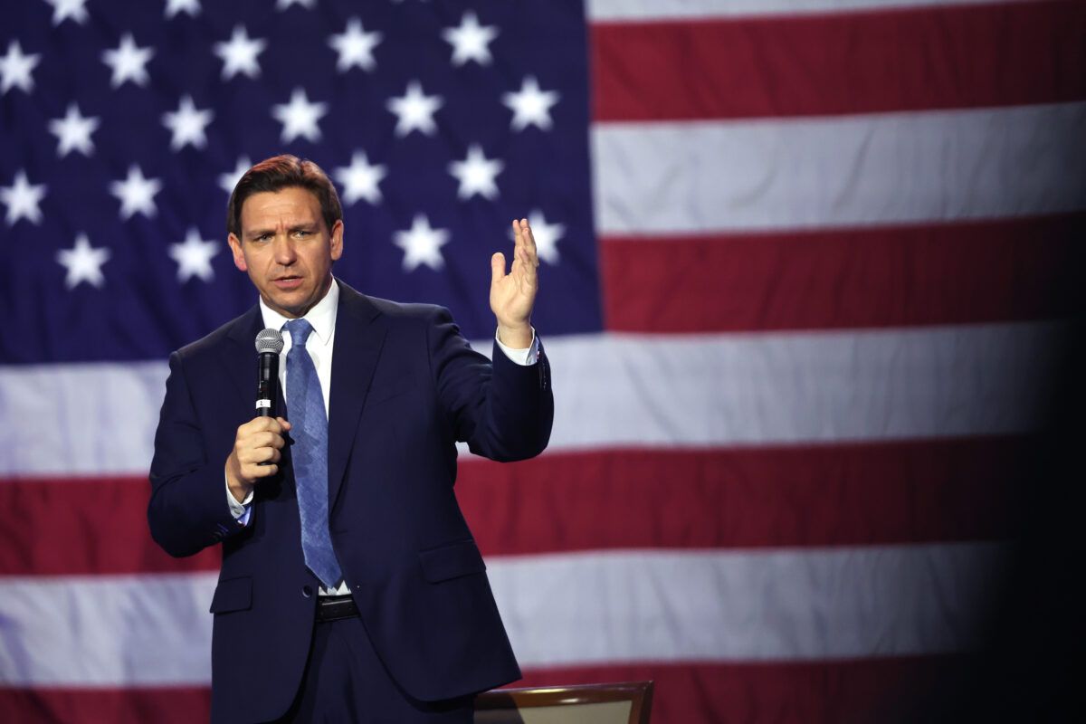 Thống đốc Florida Ron DeSantis nói chuyện với cử tri Iowa tại Des Moines, Iowa,  hôm 10/03/2023. (Ảnh: Scott Olson/Getty Images)