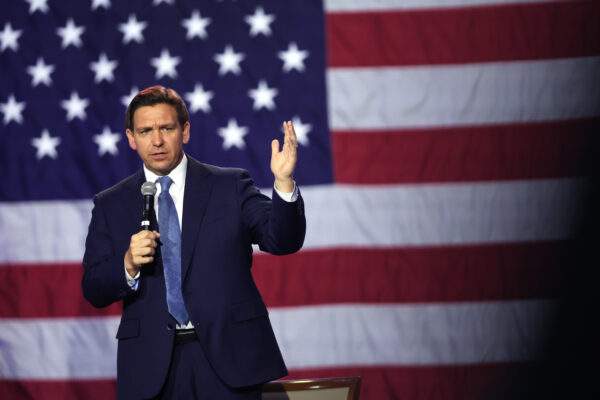 Thống đốc Florida Ron DeSantis nói chuyện với các cử tri Iowa ở Des Moines, Iowa, hôm 10/03/2023. (Ảnh: Scott Olson/Getty Images)