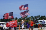 Một nhóm Bridge People đầy quyết tâm vẫy cờ, hát những bài hát yêu nước, và cầu nguyện trên Cầu Southern Boulevard gần dinh thự Mar-a-Lago ở Palm Beach, Florida, hôm 31/03/2023. (Ảnh: John Haughey/The Epoch Times)
