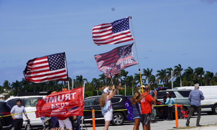 Một nhóm Bridge People đầy quyết tâm vẫy cờ, hát những bài hát yêu nước, và cầu nguyện trên Cầu Southern Boulevard gần dinh thự Mar-a-Lago ở Palm Beach, Florida, hôm 31/03/2023. (Ảnh: John Haughey/The Epoch Times)