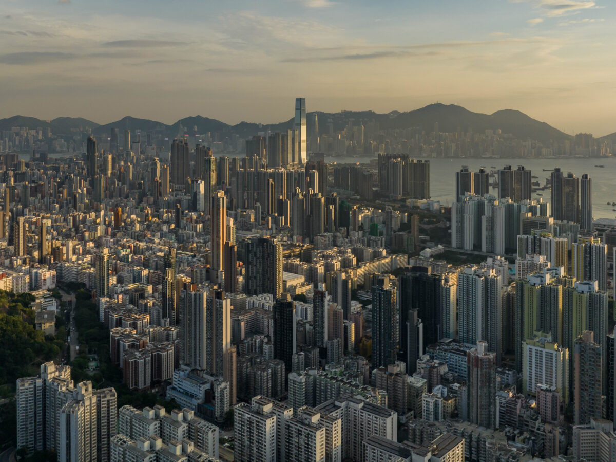 Toàn cảnh cảnh quan thành phố Hồng Kông hôm 16/10/2022. Hồng Kông là một trong những trung tâm đô thị có mật độ dân cư dày đặc nhất thế giới. Các khu vực phát triển của thành phố có gần 7,000 người cư ngụ trên mỗi km vuông trong các tòa nhà cao tầng thanh mảnh dọc theo những dải đất hẹp trên toàn lãnh thổ. (Ảnh: Anthony Kwan/Getty Images)