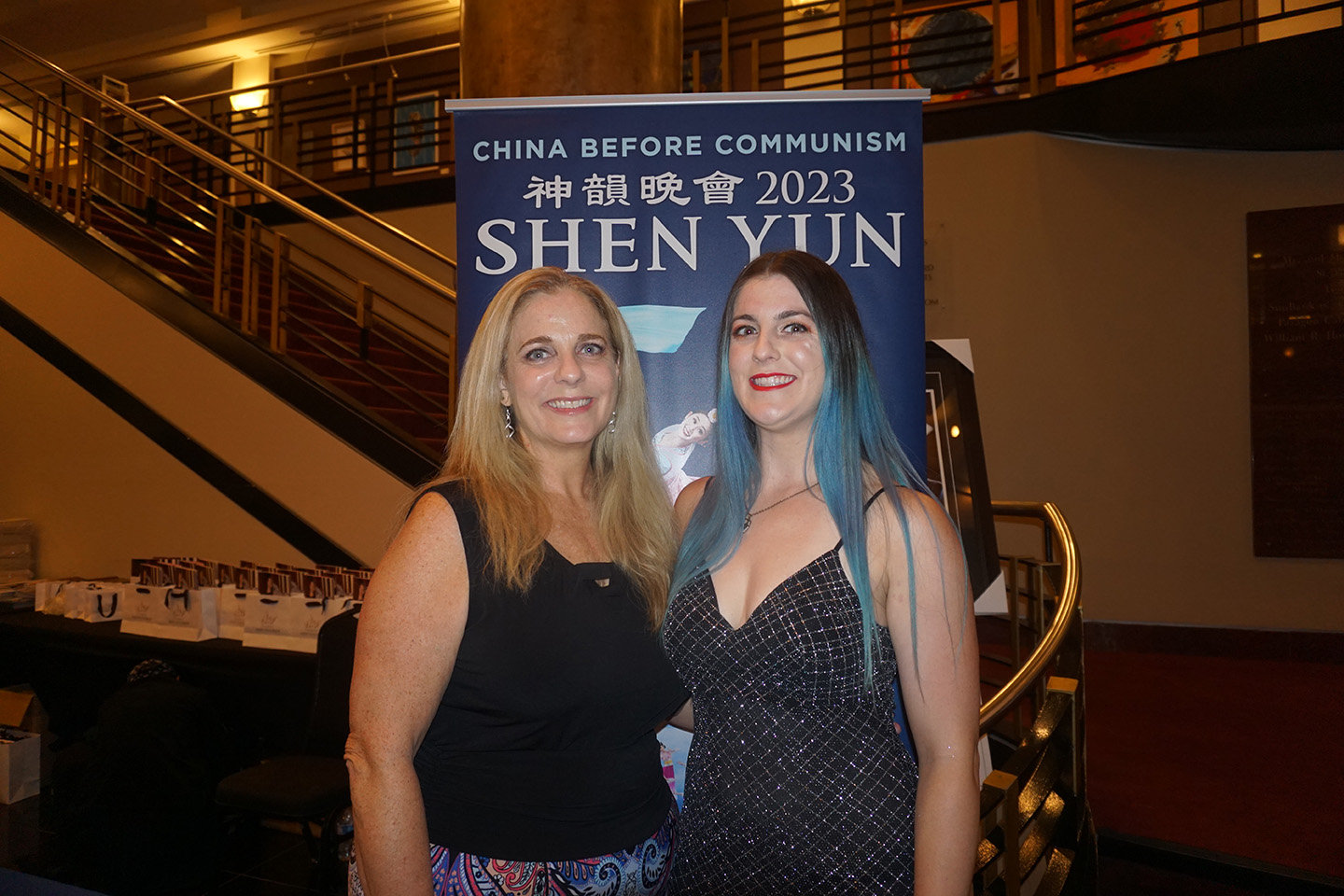 Nhạc sĩ Chelsea Smith cùng mẹ, bà Mary Smith đến thưởng lãm Shen Yun tại Nhà hát Mahaffey – Trung tâm Nghệ thuật Biểu diễn Duke Energy hôm 31/03. (Ảnh: Yawen Hung/The Epoch Times)
