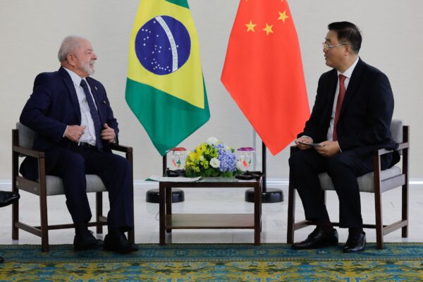 Tổng thống Brazil Luiz Inacio Lula da Silva nói chuyện với Đại sứ Trung Quốc tại Brazil Chúc Thanh Kiều (Zhu Qingqiao) tại Palacio do Planalto ở Brasilia hôm 03/02/2023. (Ảnh: Sergio Lima/AFP qua Getty Images)