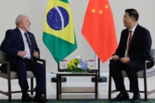 Tổng thống Brazil Luiz Inacio Lula da Silva (trái) nói chuyện với Đại sứ Trung Quốc tại Brazil Chúc Thanh Kiều (Zhu Qingqiao) tại Palacio do Planalto ở Brasilia hôm 03/02/2023. (Ảnh: Sergio Lima/AFP qua Getty Images)