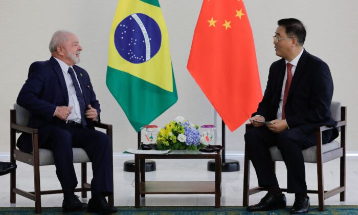 Tổng thống Brazil Luiz Inacio Lula da Silva (trái) nói chuyện với Đại sứ Trung Quốc tại Brazil Chúc Thanh Kiều (Zhu Qingqiao) tại Palacio do Planalto ở Brasilia hôm 03/02/2023. (Ảnh: Sergio Lima/AFP qua Getty Images)