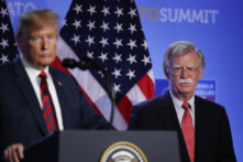 Tổng thống đương thời Donald Trump, cùng với cố vấn an ninh quốc gia đương thời John Bolton, nói chuyện với giới truyền thông tại một cuộc họp báo. (Ảnh: Sean Gallup/Getty Images)