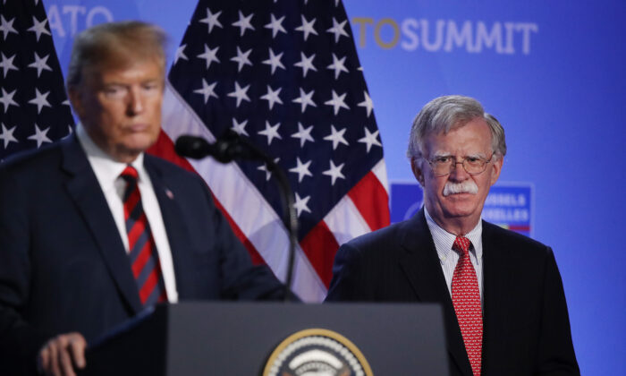 Tổng thống đương thời Donald Trump, cùng với cố vấn an ninh quốc gia đương thời John Bolton, nói chuyện với giới truyền thông tại một cuộc họp báo. (Ảnh: Sean Gallup/Getty Images)