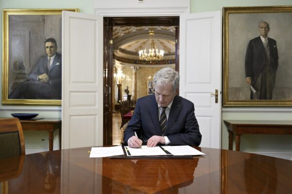 Tổng thống Phần Lan Sauli Niinisto ký luật NATO quốc gia của Phần Lan tại Helsinki, Phần Lan, hôm 23/03/2023. Tổng thống Phần Lan đã ký các sửa đổi pháp lý cần thiết để trở thành thành viên của liên minh quân sự này. (Ảnh: Markku Ulander/Lehtikuva qua AP)