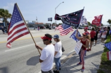 Những người ủng hộ cựu Tổng thống Donald Trump vẫy cờ và cổ vũ tại một cuộc biểu tình ở West Palm Beach, Florida, hôm 03/04/2023. (Ảnh: Wilfredo Lee/AP Photo)