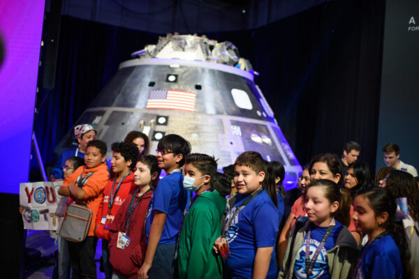 Các em nhỏ chờ đọc thông báo về phi hành đoàn Artemis II tại Ellington Field ở Houston hôm 03/04/2023. (Ảnh: Mark Felix/AFP qua Getty Images)