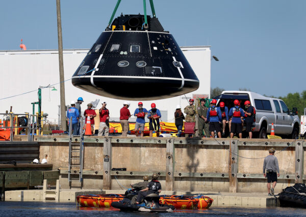 Các thành viên của Hải quân Hoa Kỳ và Đội Hạ cánh và Phục hồi của NASA sử dụng cần cẩu để di chuyển phiên bản thử nghiệm của khoang Orion khỏi mặt nước sau khi luyện tập cách đưa các phi hành gia ra khỏi khoang này ở Cape Canaveral, Florida, hôm 06/02/2023. (Ảnh: Joe Raedle/Getty Images)