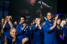 Các phi hành gia của NASA lắng nghe các diễn giả trong buổi thông báo về phi hành đoàn Artemis II do NASA và CSA tổ chức tại phi trường Ellington ở Houston, Texas, hôm 03/04/2023. (Ảnh: Mark Felix/AFP qua Getty Images)