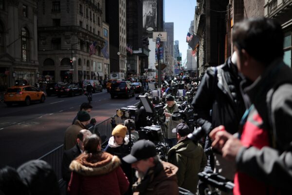 Các thành viên của giới truyền thông chờ đợi bên ngoài Trump Tower khi cựu Tổng thống Donald Trump dự kiến sẽ đến sau khi đại bồi thẩm đoàn Manhattan ở thành phố New York đưa ra bản cáo trạng đối với ông hôm 03/04/2023. (Ảnh: Carlos Barria/Reuters)