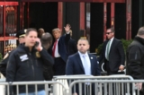 Cựu Tổng thống Hoa Kỳ Donald Trump vẫy tay chào khi đến Trump Tower ở New York hôm 03/04/2023. (Ảnh: Ed Jones/AFP qua Getty Images)