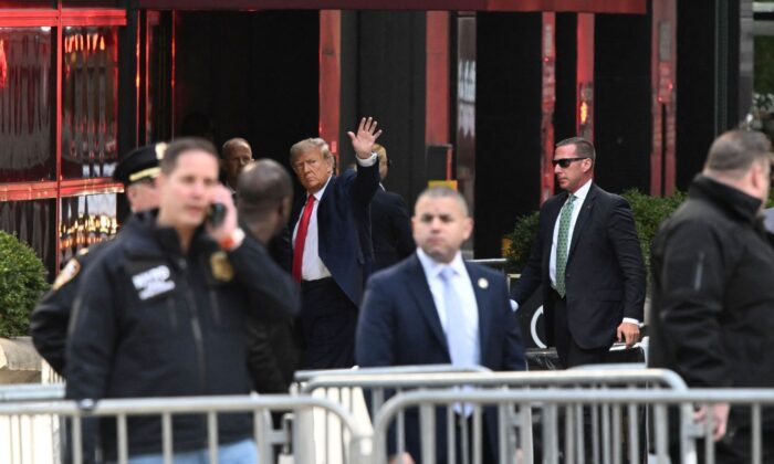 Cựu Tổng thống Donald Trump vẫy tay chào khi đến tòa nhà Trump Tower ở New York hôm 03/04/2023. (Ảnh: Ed Jones/AFP qua Getty Images)