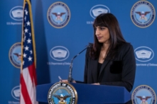 Phó Tham vụ Báo chí Ngũ Giác Đài Sabrina Singh trình bày trong một cuộc họp báo trước máy quay tại Ngũ Giác Đài ở Thủ đô Hoa Thịnh Đốn, hôm 03/04/2023. (Ảnh: Thượng sĩ Kỹ thuật Không lực Hoa Kỳ Jack Sanders/Bộ Quốc phòng Hoa Kỳ)