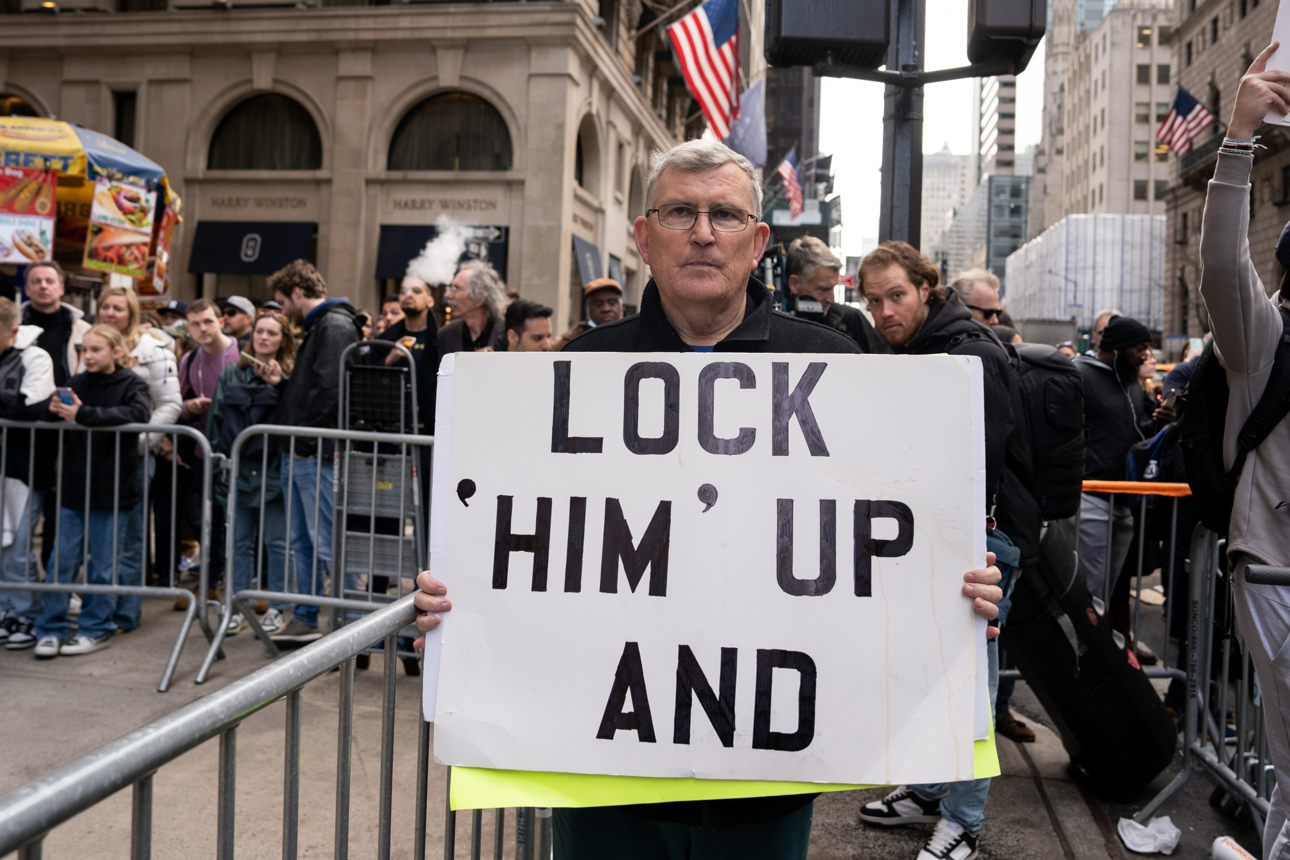 Ông Robert Hoatson bên ngoài cao ốc Trump Tower ở thành phố New York hôm 03/04/2023. (Ảnh: Samira Bouaou/The Epoch Times)