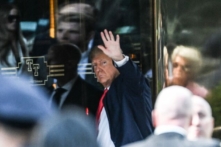 Cựu Tổng thống Donald Trump đến cao ốc Trump Tower ở New York hôm 03/04/2023. (Ảnh: Andrew Caballero-Reynolds/AFP)