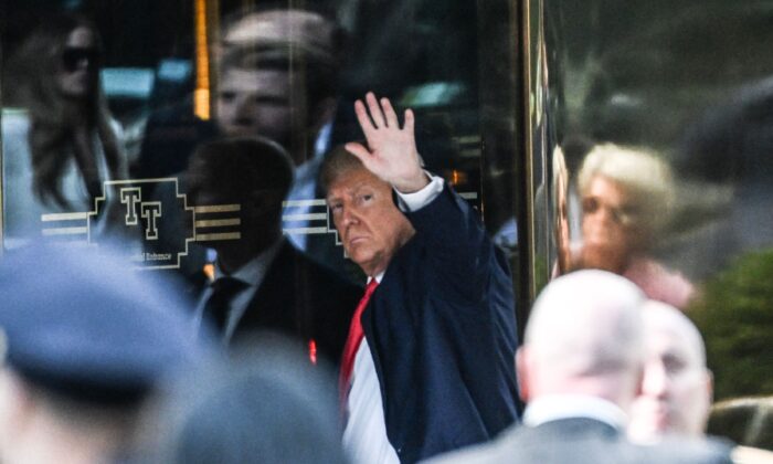 Cựu Tổng thống Donald Trump đến cao ốc Trump Tower ở New York hôm 03/04/2023. (Ảnh: Andrew Caballero-Reynolds/AFP)