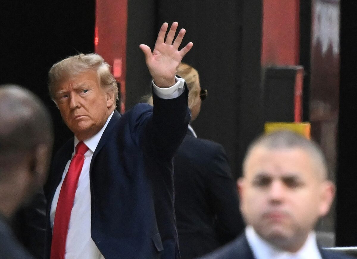 Cựu Tổng thống Hoa Kỳ Donald Trump vẫy tay chào khi đến cao ốc Trump Tower ở New York hôm 03/04/2023. (Ảnh: Ed Jones/AFP qua Getty Images)
