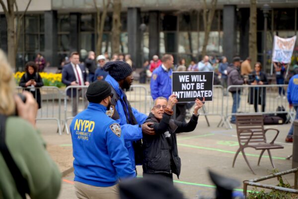 Những người biểu tình bên ngoài Tòa án Tối cao Quận New York trước khi diễn ra phiên tòa buộc tội cựu Tổng thống Donald Trump hôm 04/04/2023. (Ảnh: The Epoch Times)