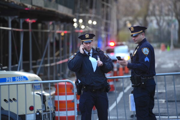 Các sĩ quan cảnh sát NYPD bên ngoài Tòa án Tối cao Quận New York trước khi diễn ra phiên tòa buộc tội cựu Tổng thống Donald Trump, hôm 04/04/2023. (Ảnh: Samira Bouaou/The Epoch Times)