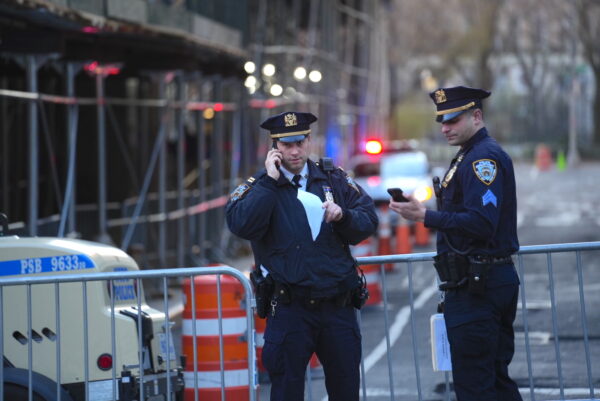 Các sĩ quan cảnh sát NYPD bên ngoài Tòa án Tối cao Quận New York trước khi diễn ra phiên tòa buộc tội cựu Tổng thống Donald Trump hôm 04/04/2023. (Ảnh: Samira Bouaou/The Epoch Times)