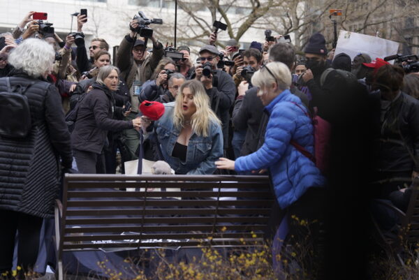 Phóng sự ảnh: Quang cảnh bên ngoài tòa án New York trước khi diễn ra phiên tòa buộc tội cựu TT Donald Trump
