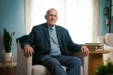 Ông Victor Davis Hanson, nhà nghiên cứu văn hóa cổ điển, nhà sử học quân sự, và là tác giả của cuốn “The Dying Citizen” (Công Dân Đang Hấp Hối) tại Visalia, California, hôm 07/02/2023. (Ảnh: York Du/The Epoch Times)