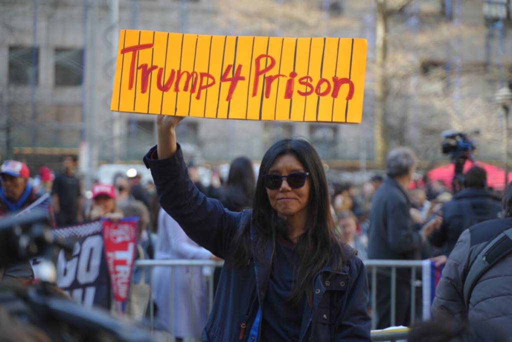 Một người biểu tình trưng một tấm biển “Trump vào Tù” bên ngoài tòa án New York nơi cựu Tổng thống Donald Trump sẽ bị buộc tội hôm 04/04/2023. (Ảnh: Chung I Ho/The Epoch Times)