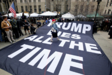 Một người ủng hộ cựu tổng thống Hoa Kỳ Donald Trump tranh luận với những người phản đối bên ngoài văn phòng Biện lý Quận Manhattan ở thành phố New York hôm 04/04/2023. (Ảnh: Leonardo Munoz/AFP qua Getty Images)