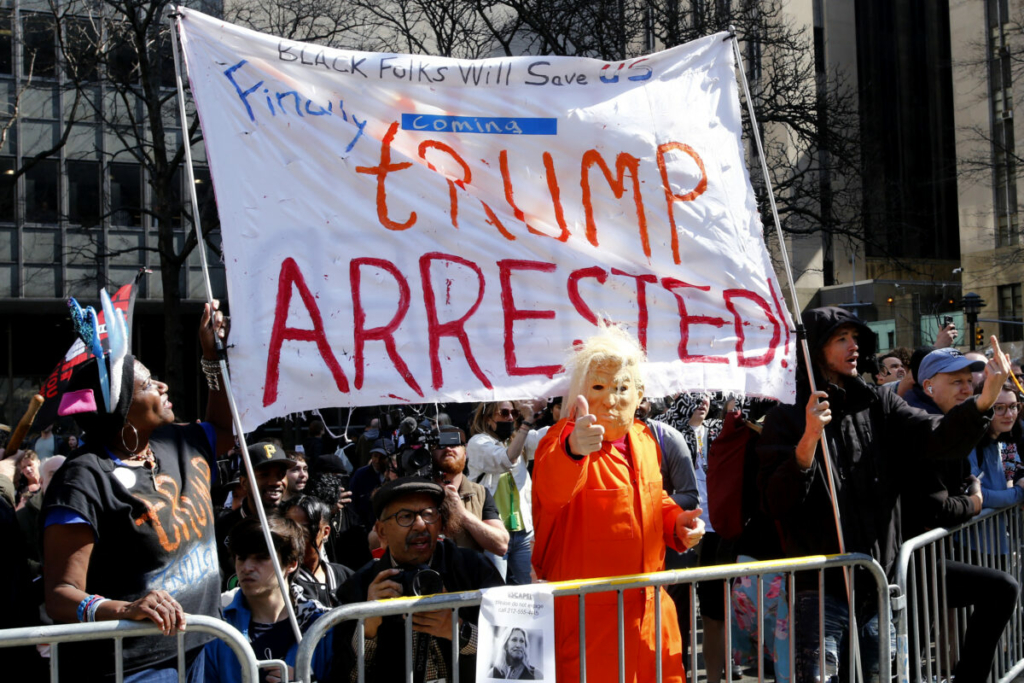 Những người phản đối cựu Tổng thống Hoa Kỳ Donald Trump biểu tình bên ngoài văn phòng Biện lý Quận Manhattan ở thành phố New York hôm 04/04/2023. (Ảnh: Leonardo Munoz/AFP qua Getty Images)