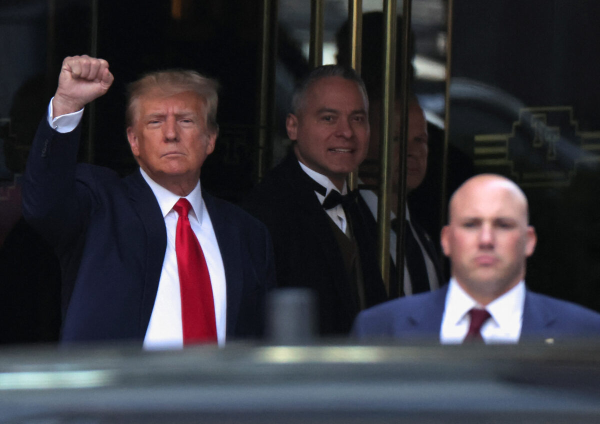 Cựu Tổng thống Donald Trump rời khỏi tòa Trump Tower vào ngày ông Trump dự kiến ra hầu tòa hôm 04/04/2023. (Ảnh: Carlos Barria/Reuters)