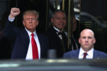 Cựu Tổng thống Donald Trump rời khỏi tòa nhà Trump Tower vào ngày ông trình diện trước tòa theo dự kiến, hôm 04/04/2023. (Ảnh: Reuters/Carlos Barria)