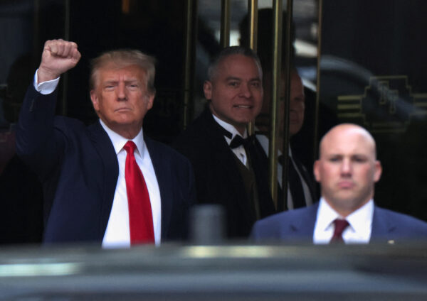 Cựu Tổng thống Hoa Kỳ Donald Trump rời khỏi tòa Trump Tower vào ngày ông Trump dự kiến ra hầu tòa ở New York hôm 04/04/2023. (Ảnh: Carlos Barria/Reuters)