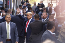 Cựu Tổng thống Hoa Kỳ Donald Trump vẫy tay chào khi đến Tòa án Hình sự Manhattan ở New York hôm 04/04/2023. (Ảnh: Kena Betancur/Getty Images)