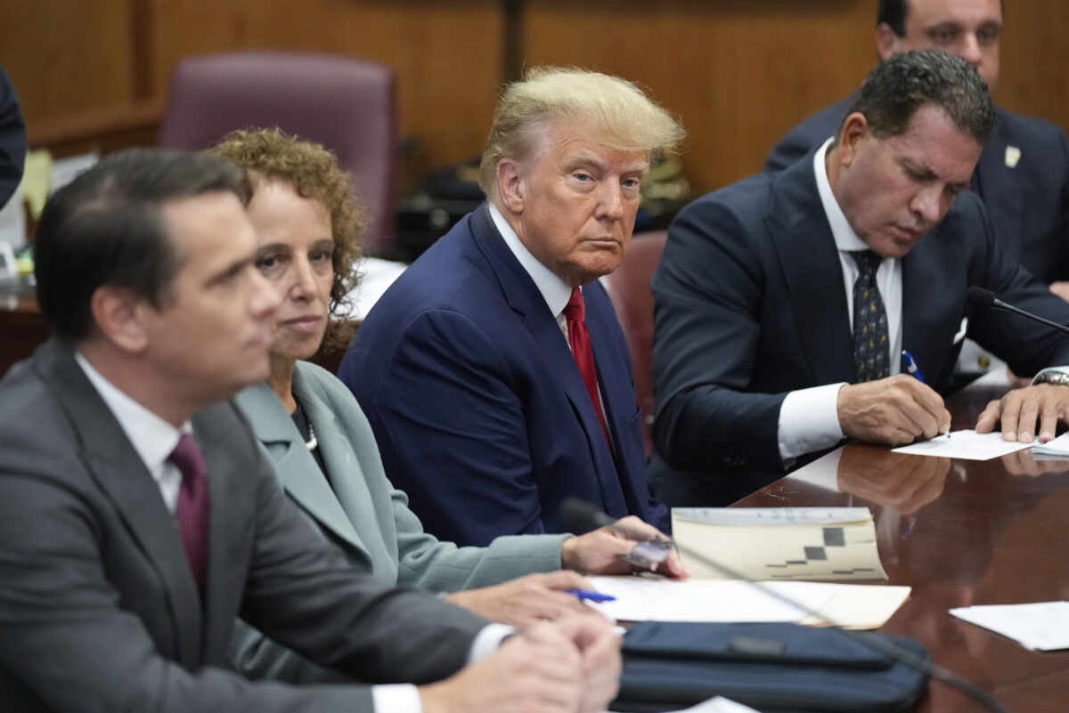 Cựu Tổng thống Donald Trump và nhóm luật sư biện hộ của ông tại một phiên tòa buộc tội ông ở Manhattan hôm 04/04/2023. (Ảnh: Seth Wenig/AP Photo)