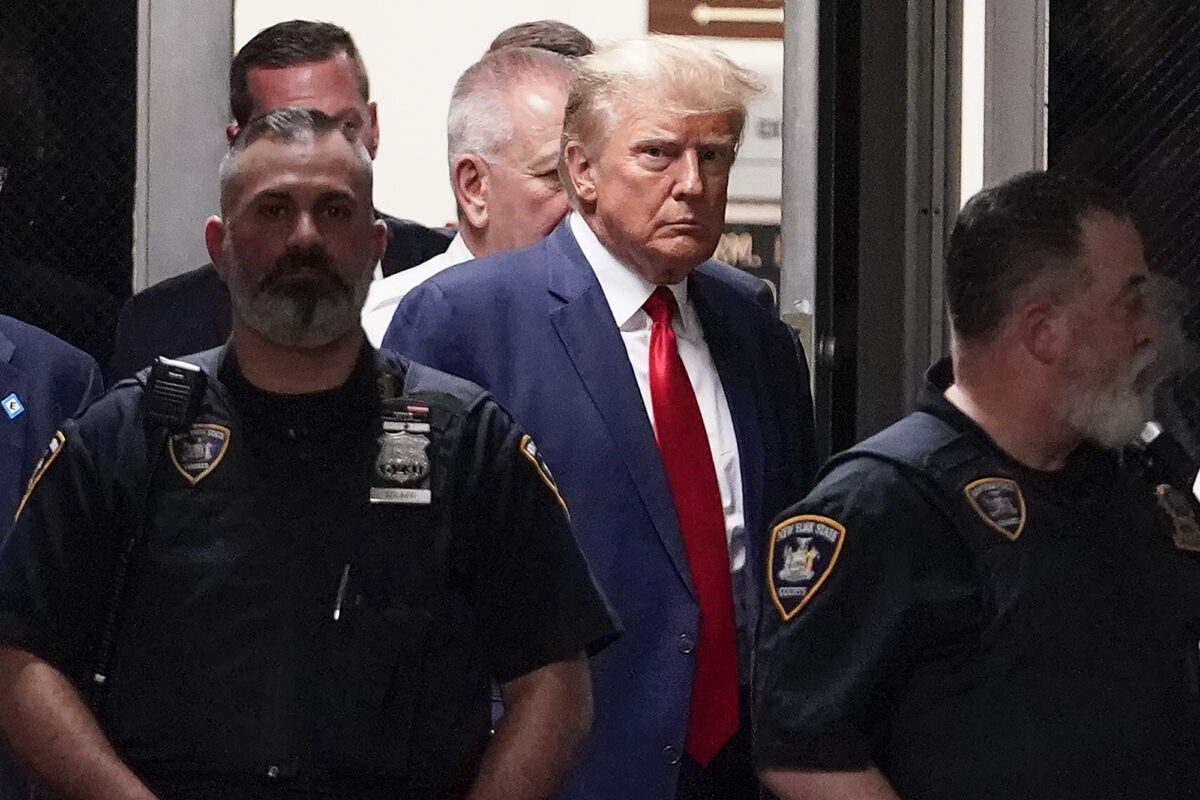 Cựu Tổng thống Donald Trump đến tòa án ở New York hôm 04/04/2023. (Ảnh: Mary Altaffer/AP Photo)