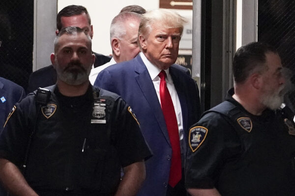 Cựu Tổng thống Donald Trump đến tòa án ở New York, hôm 04/04/2023. (Ảnh: Mary Altaffer/AP Photo)