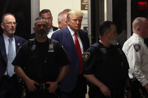 Cựu Tổng thống Hoa Kỳ Donald Trump đến Tòa án Hình sự Manhattan, sau bản cáo trạng của đại bồi thẩm đoàn Manhattan, tại New York hôm 04/04/2023. (Ảnh: Brendan McDermid/Reuters)