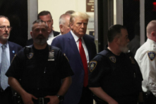 Cựu Tổng thống Donald Trump đến Tòa án Hình sự Manhattan, sau khi bị một đại bồi thẩm đoàn Manhattan truy tố, tại New York, hôm 04/04/2023. (Ảnh: Brendan McDermid/Reuters)