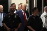Cựu Tổng thống Hoa Kỳ Donald Trump đến Tòa án Hình sự Manhattan, sau khi bị đại bồi thẩm đoàn Manhattan truy tố, tại New York hôm 04/04/2023. (Ảnh: Brendan McDermid/Reuters)