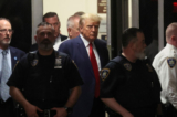 Cựu Tổng thống Hoa Kỳ Donald Trump đến Tòa án Hình sự Manhattan, sau khi bị đại bồi thẩm đoàn Manhattan truy tố, tại New York hôm 04/04/2023. (Ảnh: Brendan McDermid/Reuters)