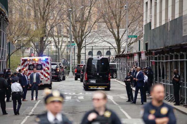 Một đoàn xe chở cựu Tổng thống Donald Trump rời khỏi một tòa án Manhattan sau khi ông không nhận tội trước bản cáo trạng gồm 34 tội danh, tại New York hôm 04/04/2023. (Ảnh: Chung I Ho/The Epoch Times)