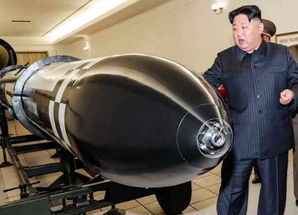 Lãnh đạo Bắc Hàn Kim Jong Un thăm một hội trường trưng bày nhiều loại đầu đạn hạt nhân ở Bắc Hàn, hôm 27/03/2023. (Ảnh: Thông tấn xã Trung ương Triều Tiên/Korea News Service qua AP)