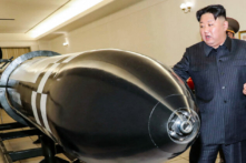 Lãnh đạo Bắc Hàn Kim Jong Un thăm một hội trường trưng bày những thứ dường như là các loại đầu đạn khác nhau được thiết kế để gắn trên hỏa tiễn hoặc bệ phóng hỏa tiễn tại một địa điểm không được tiết lộ ở Bắc Hàn hôm 27/03/2023. (Ảnh: Thông tấn xã Trung ương Triều Tiên/Dịch vụ Tin tức Triều Tiên qua AP)